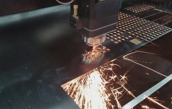 LXF1530激光切割機10mm金屬板材飛行切割直徑孔 0.8mm