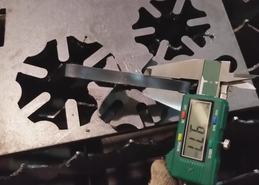 領秀激光LXF1530光纖激光切割機切割碳鋼10mm